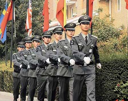 在小區(qū)門口發(fā)生搶劫事件時(shí)，物業(yè)保安是否負(fù)有相關(guān)責(zé)任